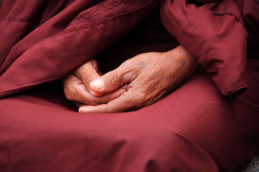 mani-monaco-come meditare se non hai tempo