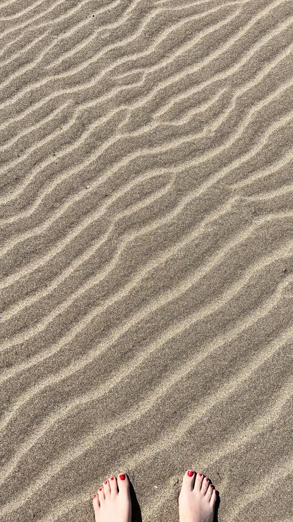 sabbia - piedi - minimalismo